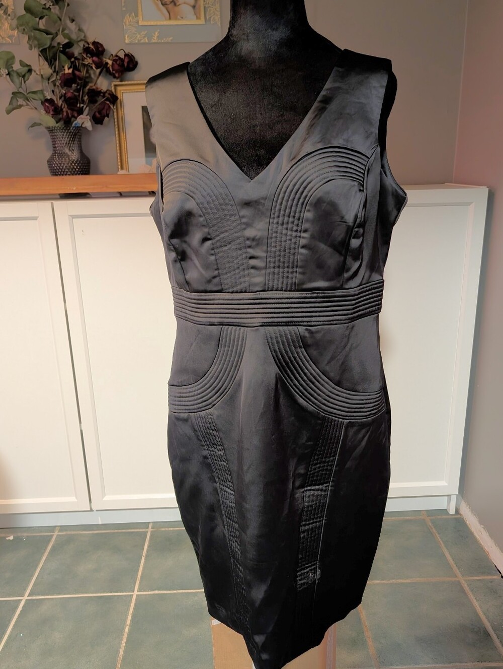 Women's Suzy Shier Black V-Neck Pintuck Sheath Dress. Size Extra Large